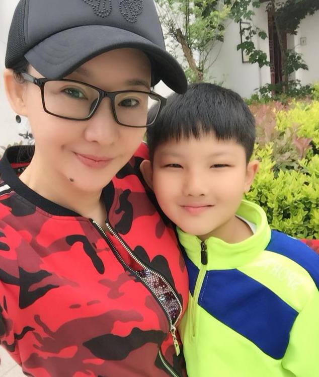 49岁买红妹参加综艺,和孙楠离婚后仍然独身一人,称儿子是小丈夫