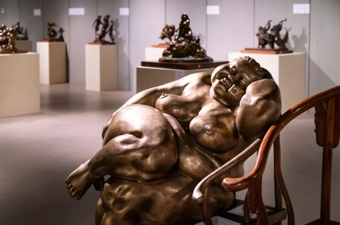 许鸿飞肥女组团亮相北京798艺术区