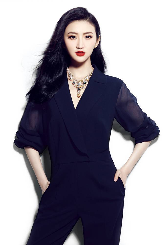 演员景甜优雅长裙出镜