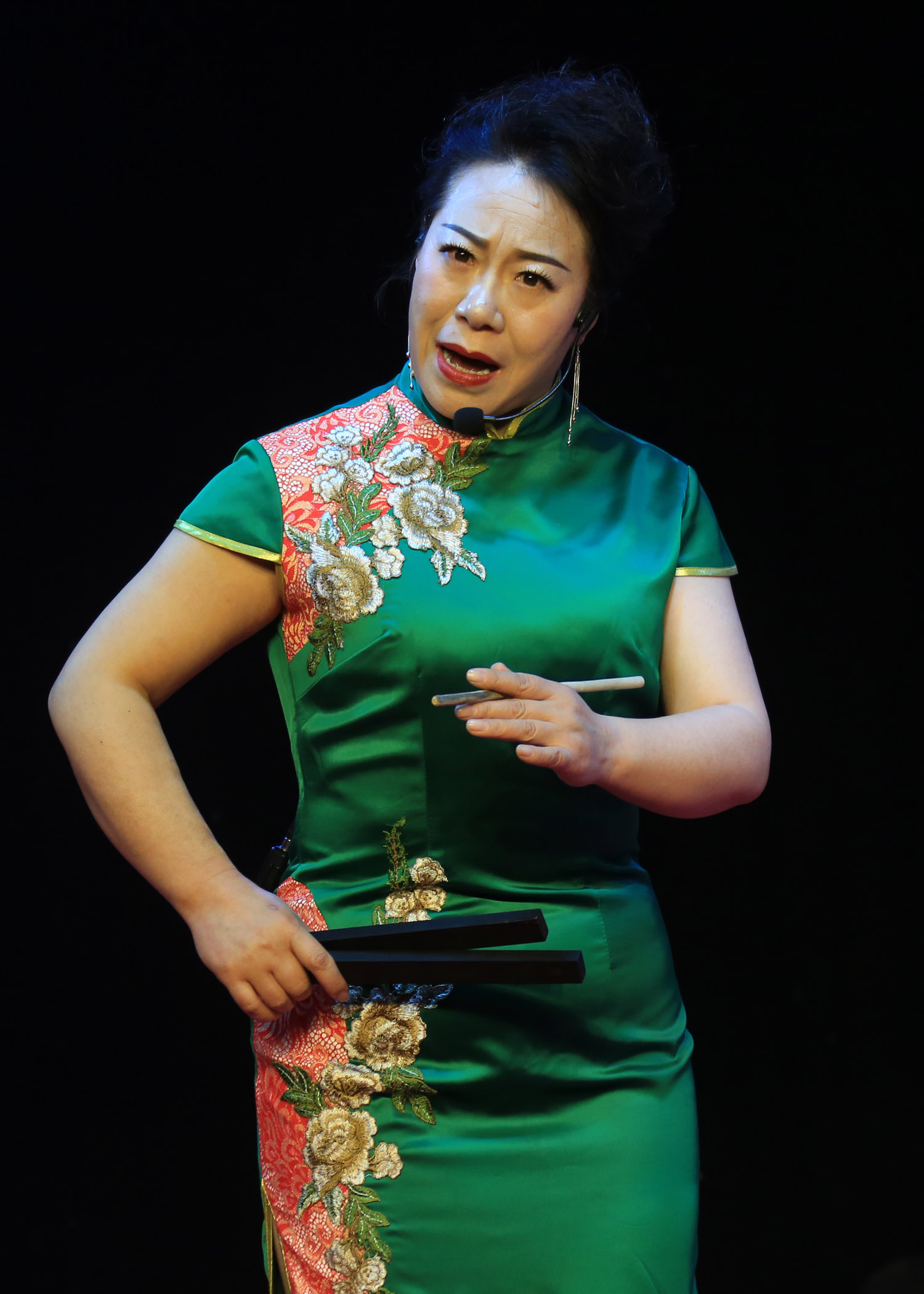 长子鼓书艺人张风玲在上党曲艺剧场表演鼓书掌声不断