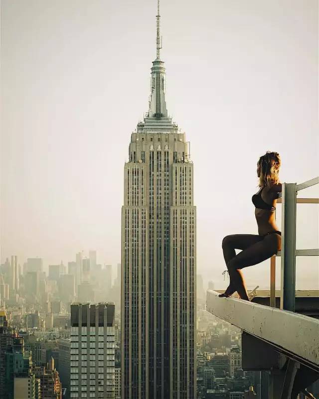 摩天大楼上的比基尼美女模特看得我腿发抖