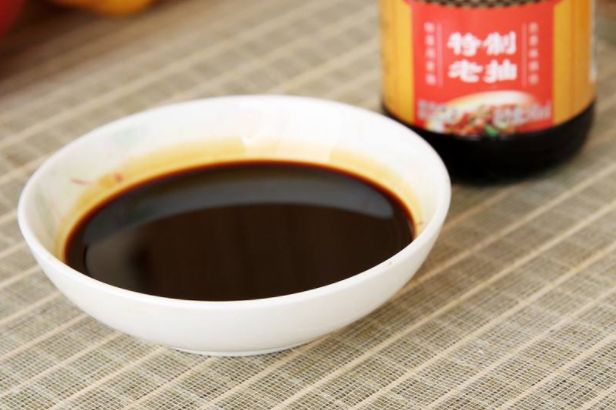 经特殊工艺制成的浓色酱油,老抽的颜色较深,呈棕褐色,液体粘稠,酱香