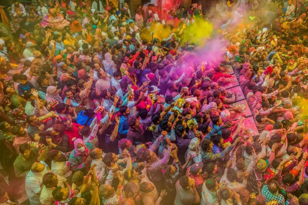 尼泊尔洒红节一年一度的色彩派对盛宴