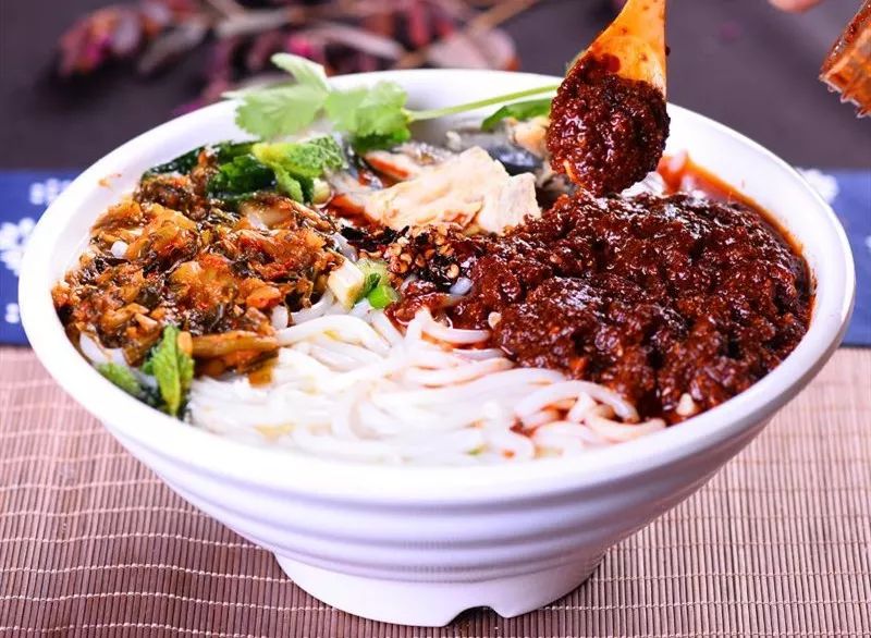 用筒子骨熬的清汤,加入煮好的米线和绿菜蔬菜,最后舀上几勺什锦酱