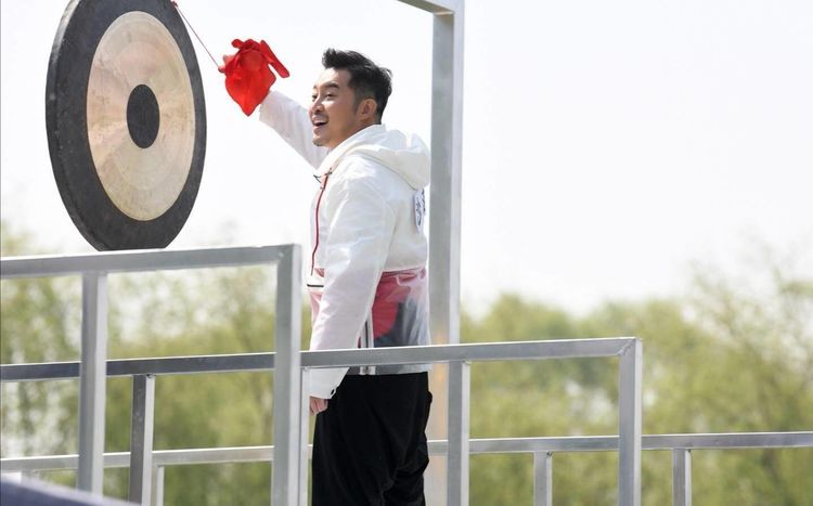 原创沙溢晒照逗趣撞脸岳云鹏,高情商化解划水风波,撒贝宁却成亮点?