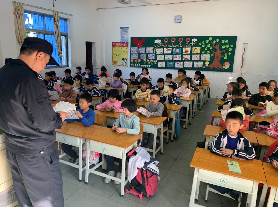 远离毒品珍爱生命记容里小学禁毒宣传活动