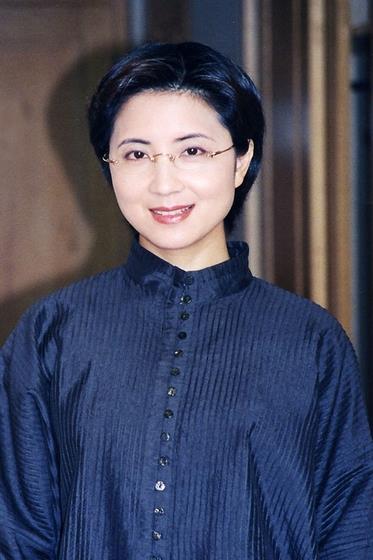 对影视圈产生怀疑被迫远离,从留学生到女总裁,如今50岁仍单身_张丽玲