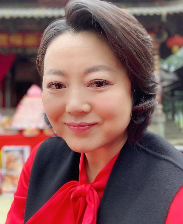 原创49岁王茜华近照曝光因生病发胖颇为土气老公居然是熟悉的他