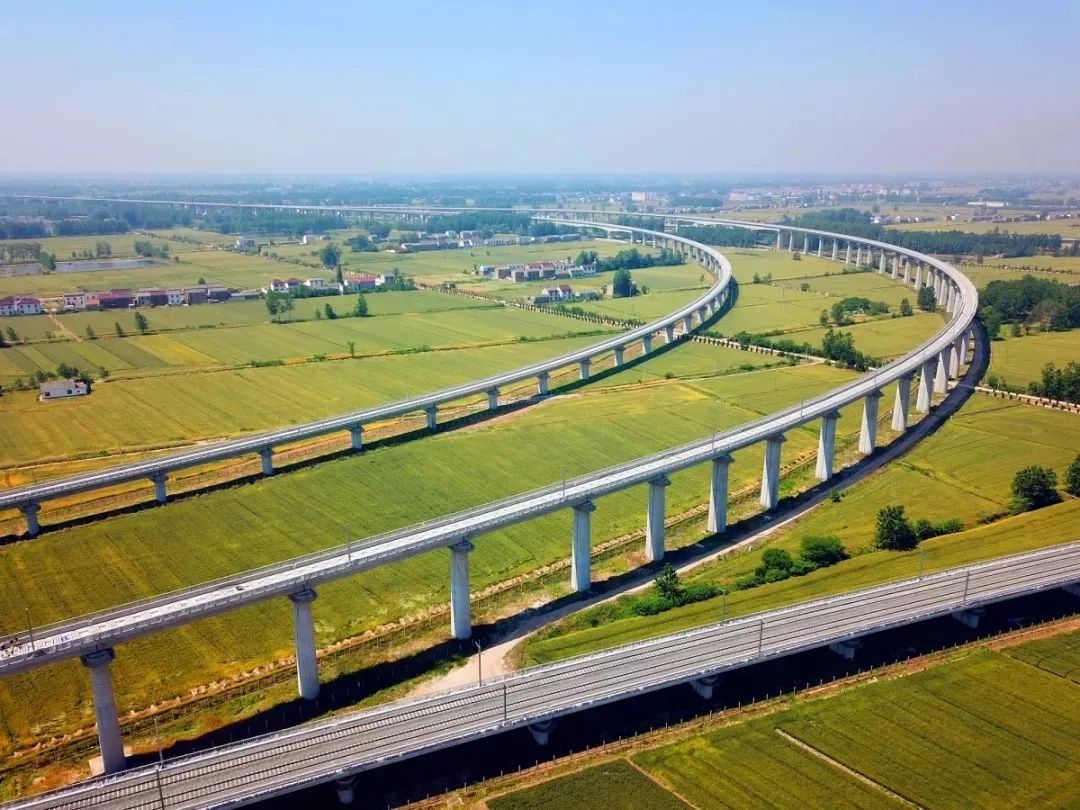 的连镇高铁淮安至镇江段,盐城至南通铁路,共同构成苏北地区高速铁路网