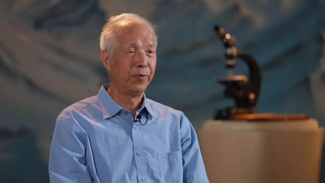 李四光学生的学生曾问渠曾问渠:"有些石头不是上头有沙子,有什么脏的