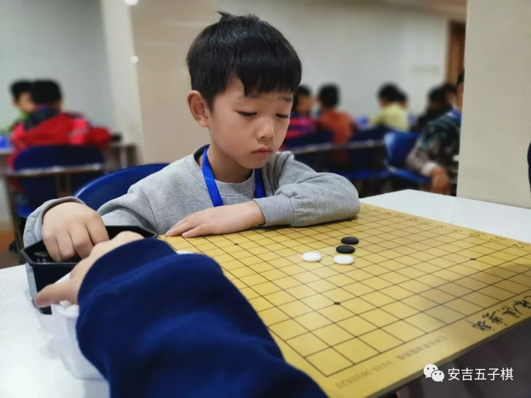 郑轩在比赛中安城小学棋手薛佳航在比赛中国家体育总局棋牌运动管理