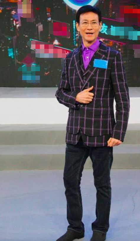 原创72岁郑少秋穿衣真时髦,蓝色大衣配同色印花丝巾,182身高帅呆啦