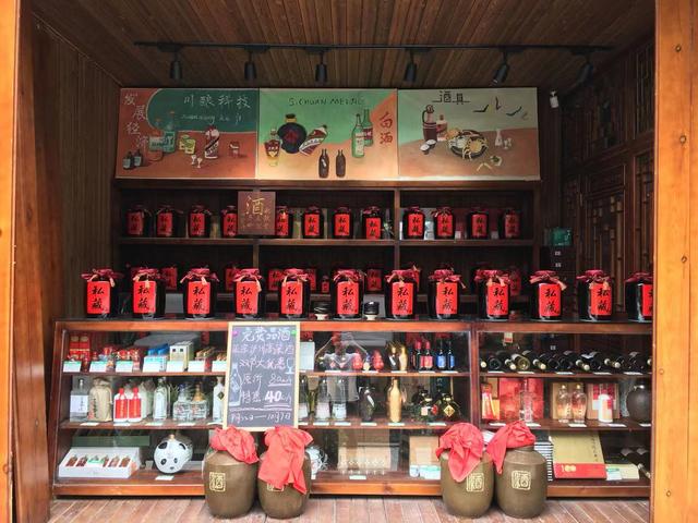 酒庄头条:万瓶年代白酒藏品荟蜀街,川酿馆里品味川酒之美_老酒