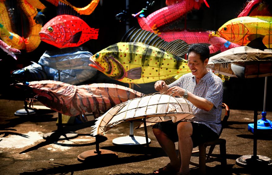 在象山,渔具,渔船,渔场,渔港,渔灯,渔歌,渔曲,渔鼓等原生渔文化俯拾即