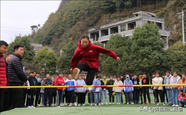 赫章县威奢乡初级中学举行2019第一届冬季运动会(图1)