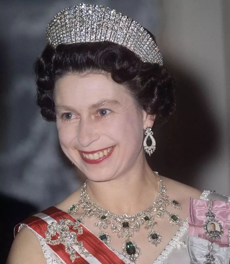 67"欲戴王冠,必承其重",英国女王奢华王冠的背后是._伊丽莎白