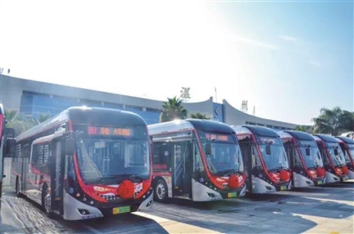 如今,乘坐快速公交(brt)出行已成較多市民的最優選擇.