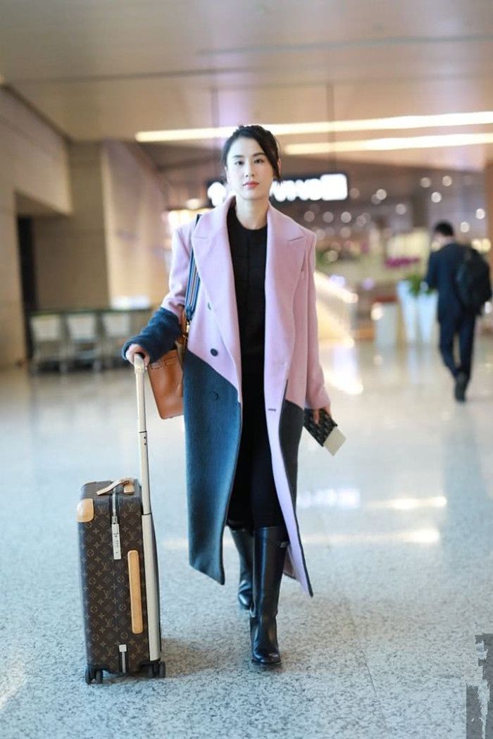 黄圣依真不愧是豪门贵妇把拼接大衣穿出了高级感长靴太有品位