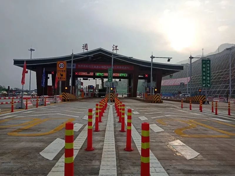 实现了四川秦巴山集中连片贫困地区全部县通高速公路.