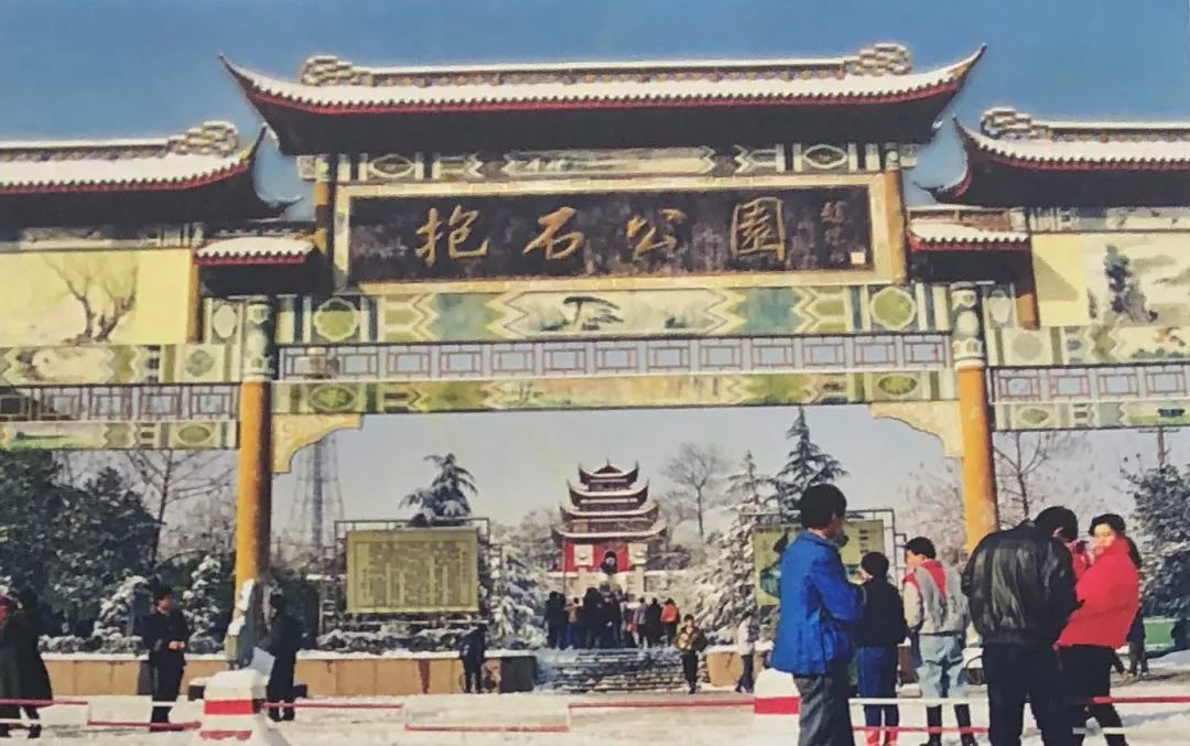 抱石公园万年桥建于明嘉靖三十五年(公元1556年),横亘于仙女湖钤阳湖