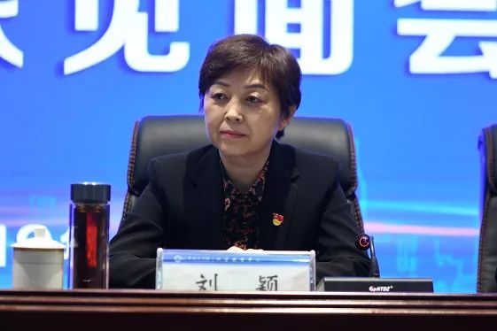 张惠贞代表学校党委,行政和全校师生向莅临学校指导工作的各位专家