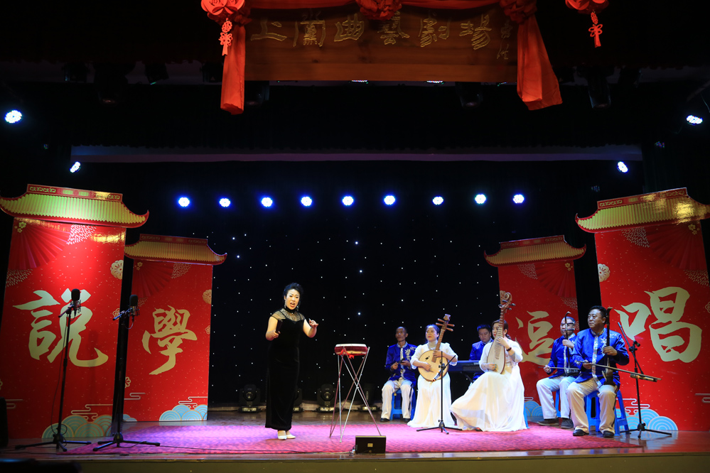 长子鼓书艺人张风玲在上党曲艺剧场表演鼓书掌声不断