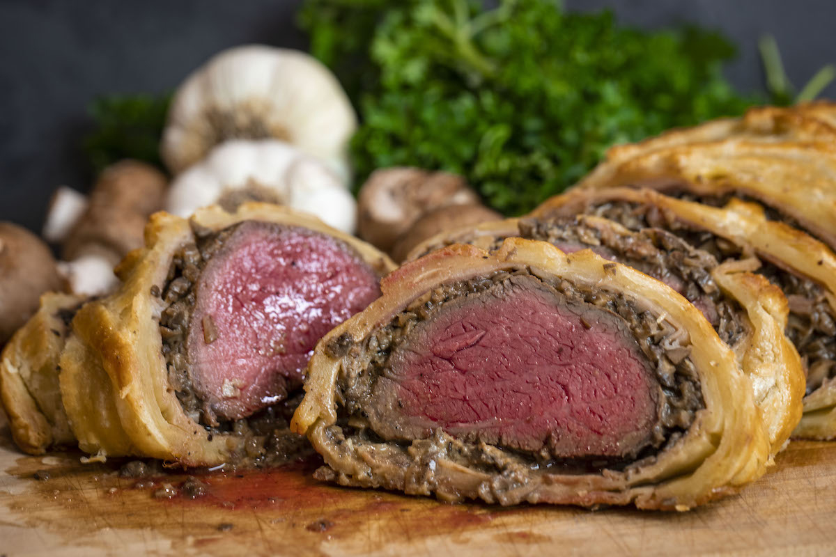 做威灵顿牛排时,直接烤就大错特错,牢记这个诀窍,牛肉又嫩又香