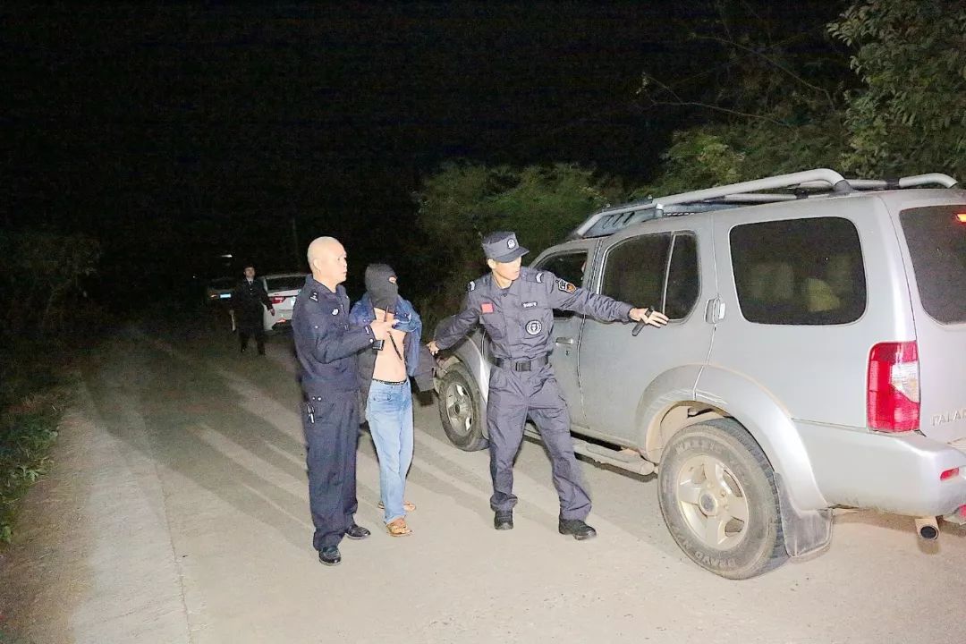 荷枪实弹警犬追踪80多名警察凌晨澄迈抓人11名村霸当场被捕