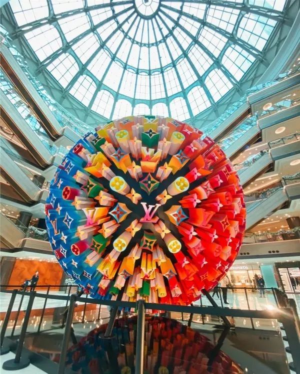 lv地址:恒隆广场(南京西路1266号)卡地亚的圣诞树下面还有一个小展馆
