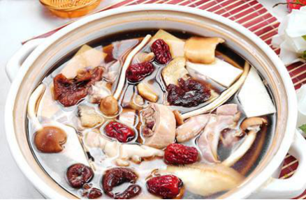 坐锅点火倒入水,放入兔肉,姜片,桂圆,山药,加入料酒,鸡精调味,炖1小时