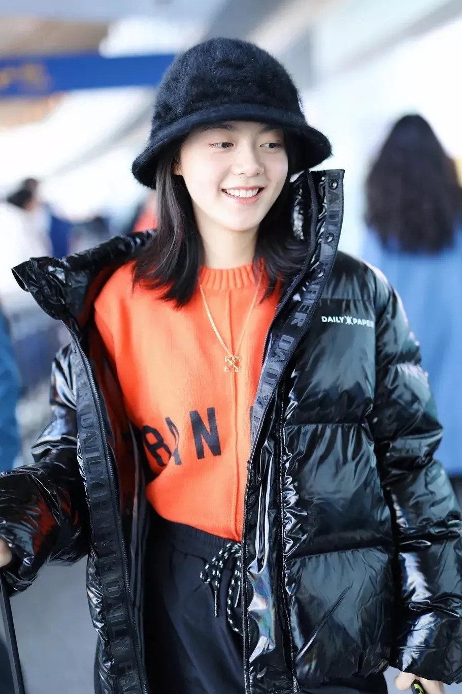 原创17岁赵今麦微笑走机场,亮面棉服 橘色毛衣,让直男们的心暖化了