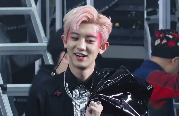 原创朴灿烈新造型曝出,首尝"伤痕妆"一点不媚俗,偶尔一笑女粉尖叫