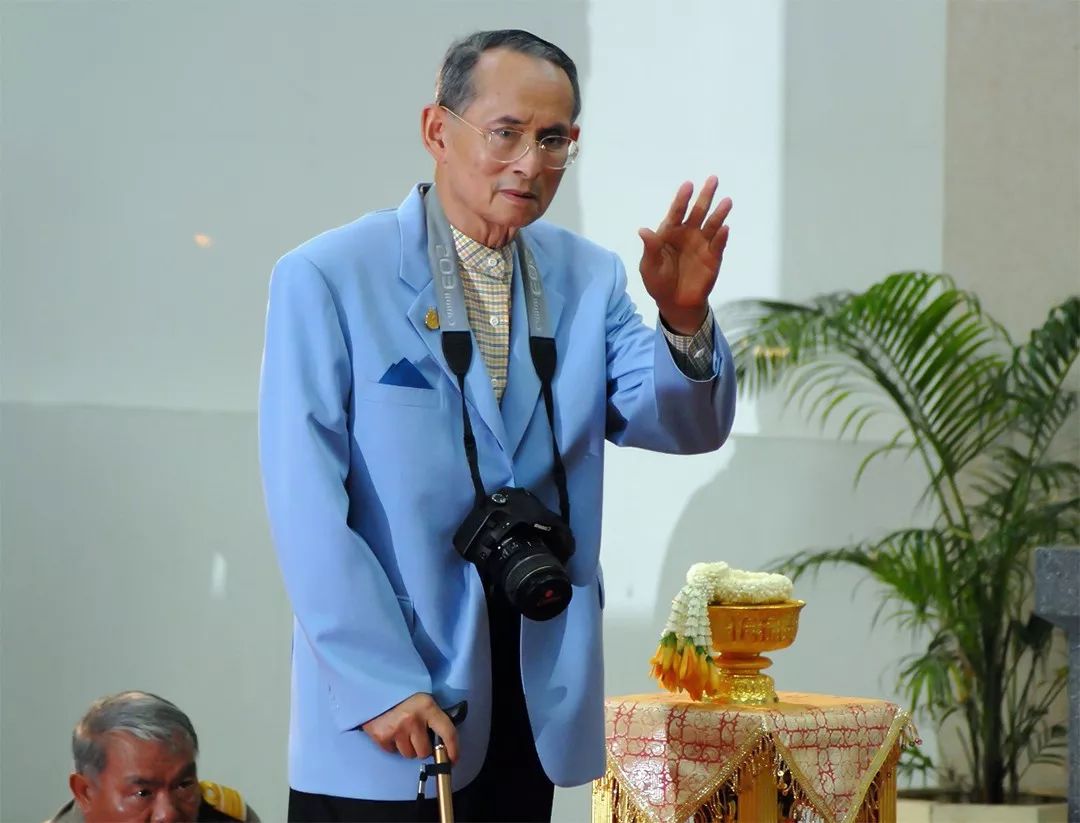 普密蓬国王传奇一生71年前车祸右眼受伤因祸得福抱得美人归