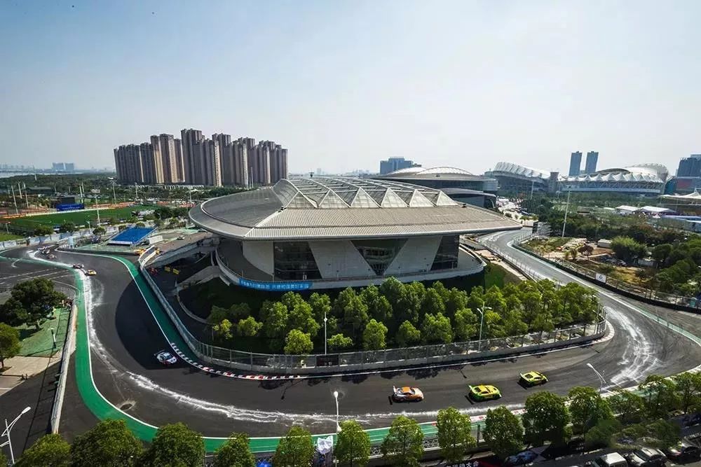 人民汽车城(武汉)位于东风大道西出口,占据"中国车都"核心区位,作为全