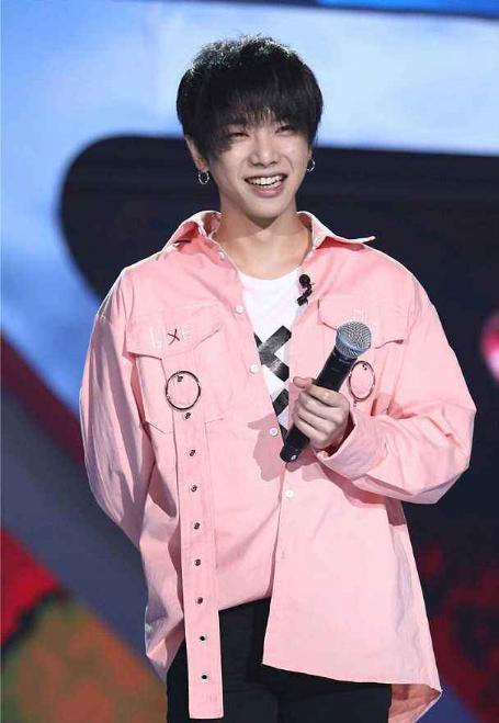 华晨宇挑战粉色!一身粉嫩化着浓妆太亮眼,圆形耳环更是抢镜