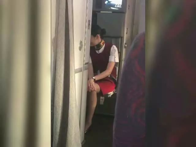 飞往武汉的航班上,一男子竟用手机偷拍空姐裙底!