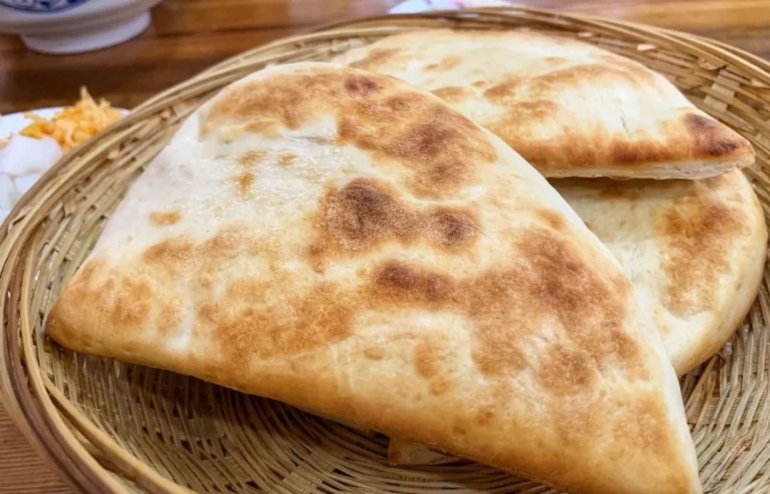 发面做的月牙饼,和羊肉泡馍不太一样.