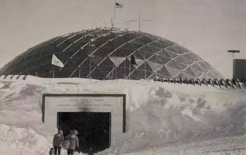 1957年美国在南极点建的考察站命名为'阿蒙森斯科特'站.