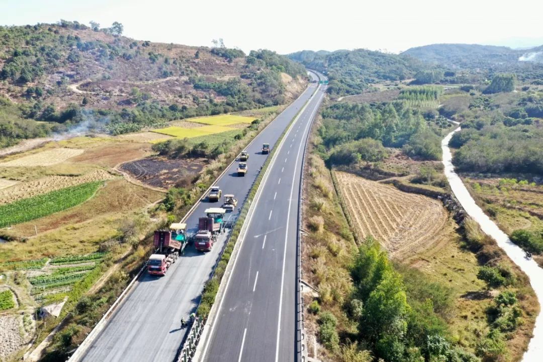 记者从广东省高速公路有限公司了解到,汕汾高速沥青罩面养护工程于12
