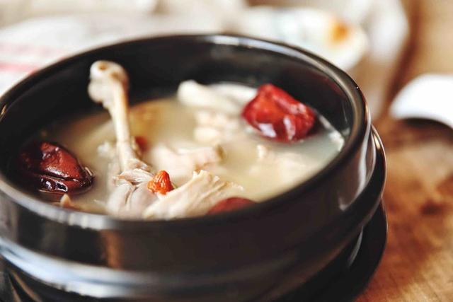 将整只鸡包在猪肚里,大火炖煮做成的火锅底汤,果真食疗滋补之品