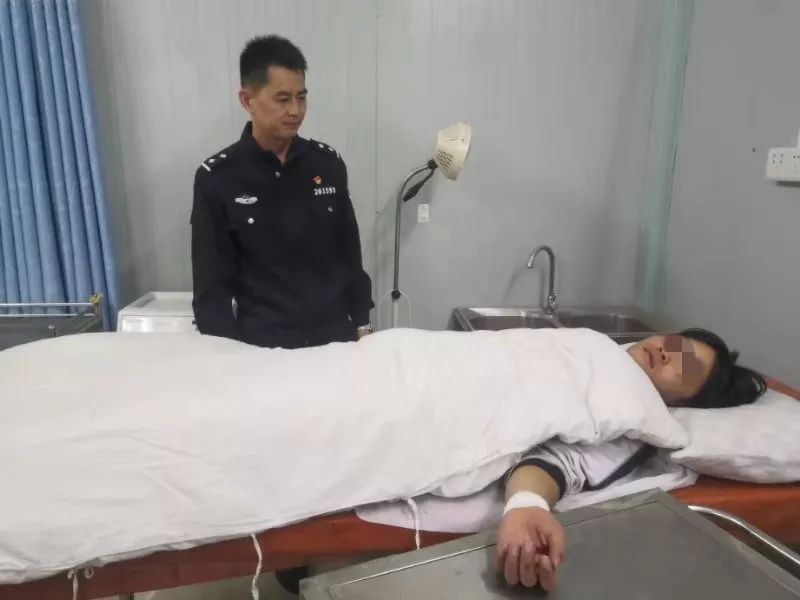 潮汕一男子割手腕疑似自殺直播竟是為了