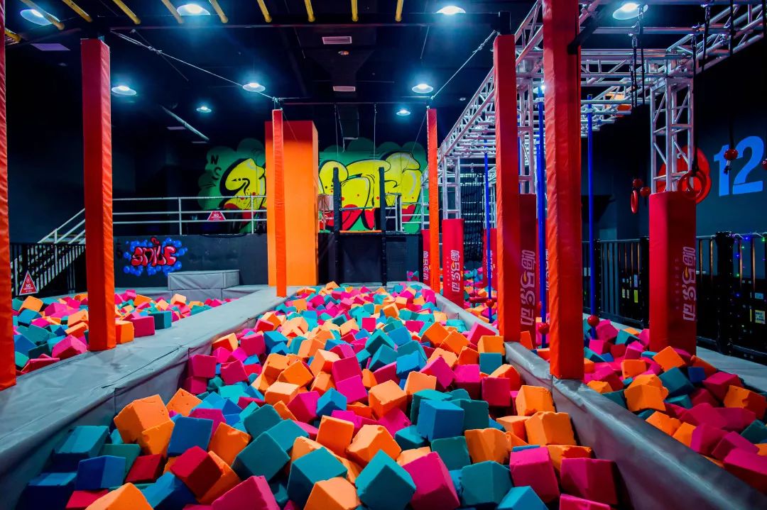 7200㎡室内运动乐园,蹦床,极速滑梯,空中秋千1元不限时!
