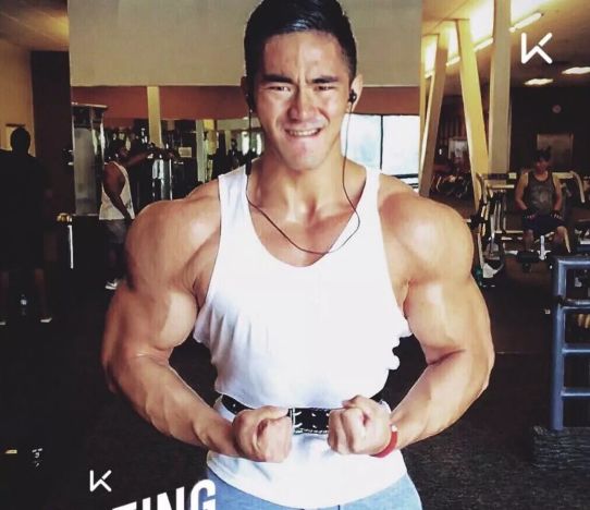 肌肉因为酷爱健身居住在美国这位帅哥名字叫沈越22岁的确酷似彭于晏的