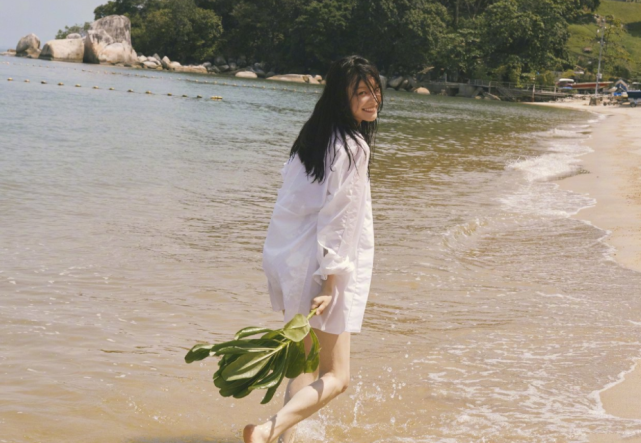 有种"撩人"叫倪妮玩水,忘了自己穿的白衬衫,这画面谁顶得住?