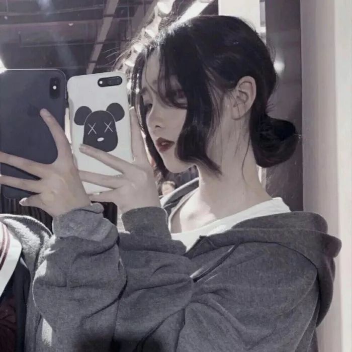 闺蜜头像动漫真人女孩子喜欢一个人时会有什么表现