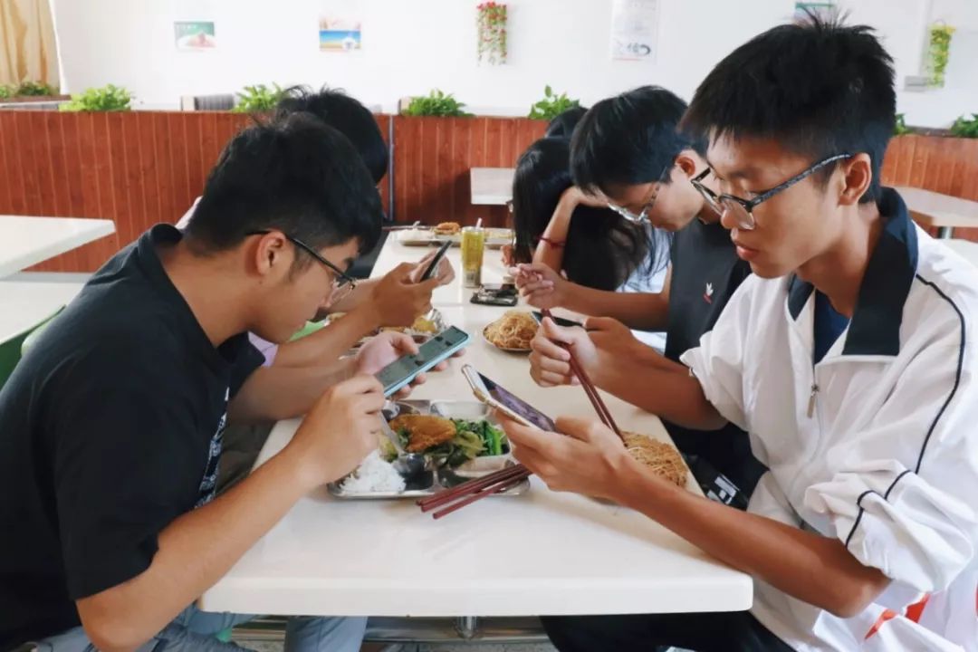 吃饭还是与朋友相聚时无时无刻都在与手机为伴也许你所认识的"低头族"