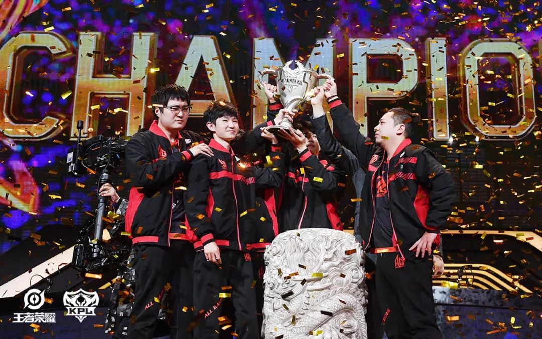 ag超玩会喜提总冠军队员亲笔签名照免费拿