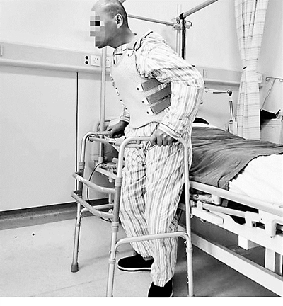 12月13日,46岁的"折叠人"李华终于可以和正常人一样,与治疗他的医护