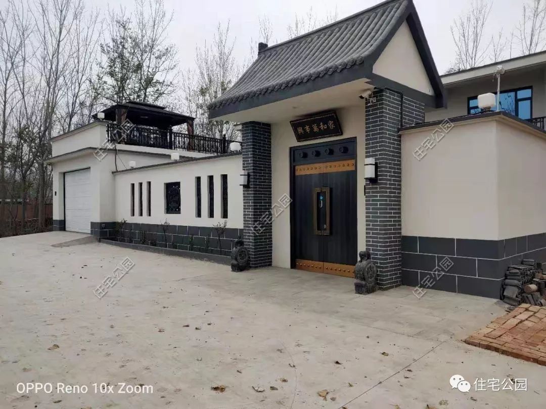 在建筑外装方案上,冯先生选择用真石漆美化,颜色主题为白灰黑为主色系