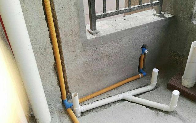 除此之外在改造水管时我们还要对墙面进行开槽,而由于阳台墙面不同于